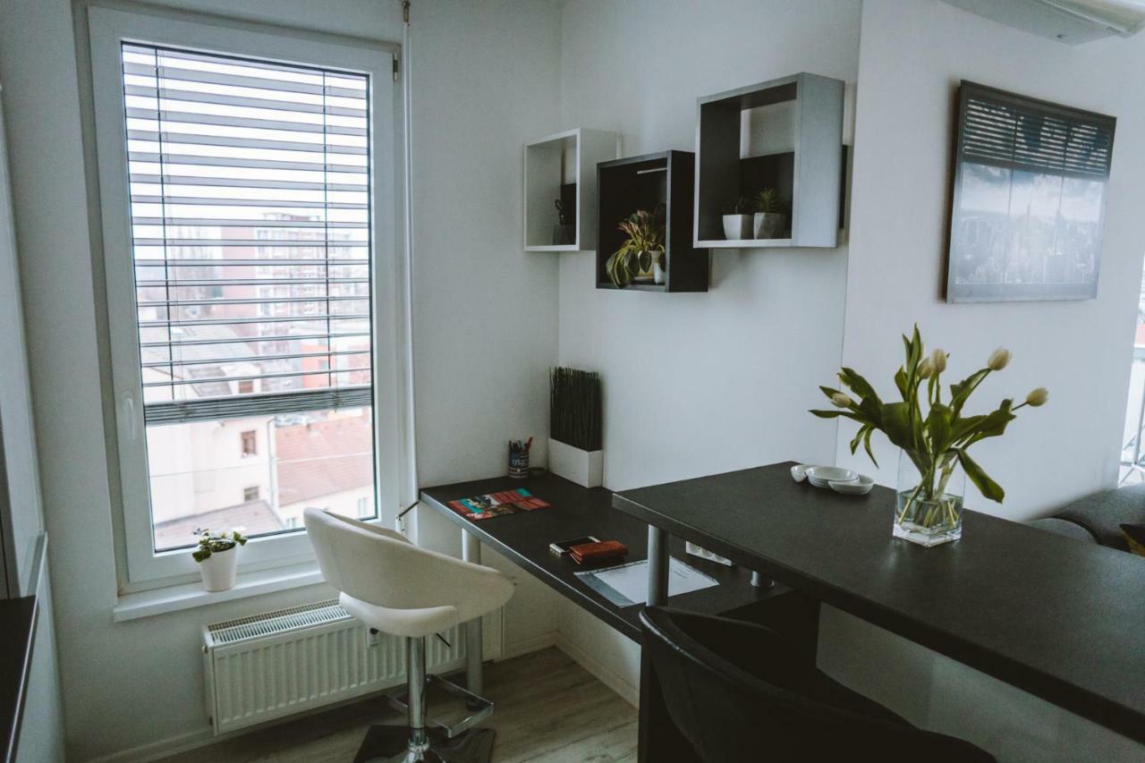Design Apartment, The City Centre Close To The Health Spa Piest'any Exteriör bild